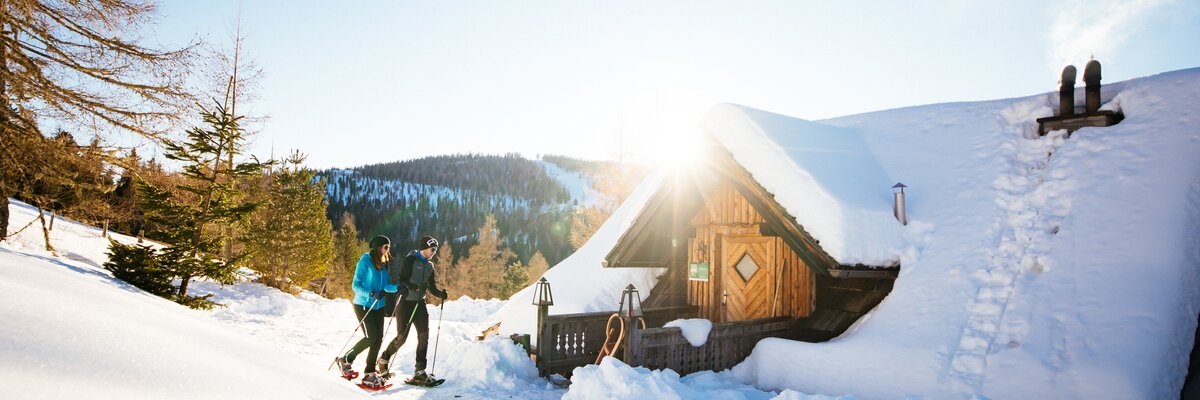 Schneeschuhwanderer erreichen die Almhütte  | © Daniel Gollner