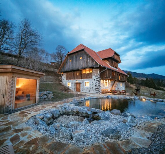 Kaiser Chalet mit Sauna am Abend  | © Urlaub am Bauernhof Kärnten / Daniel Gollner