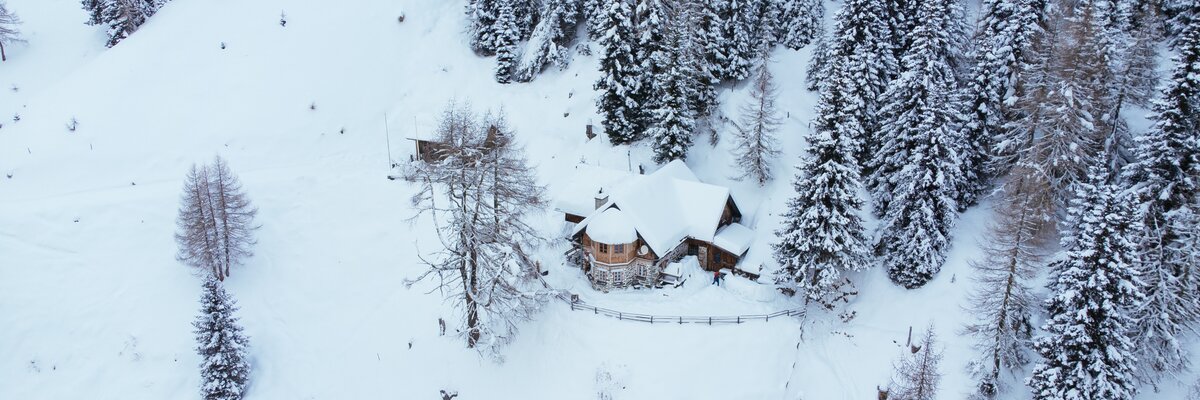 Almhütte Bergfried im Schnee von oben fotografiert | © Urlaub am Bauernhof Kärnten/ Daniel Gollner