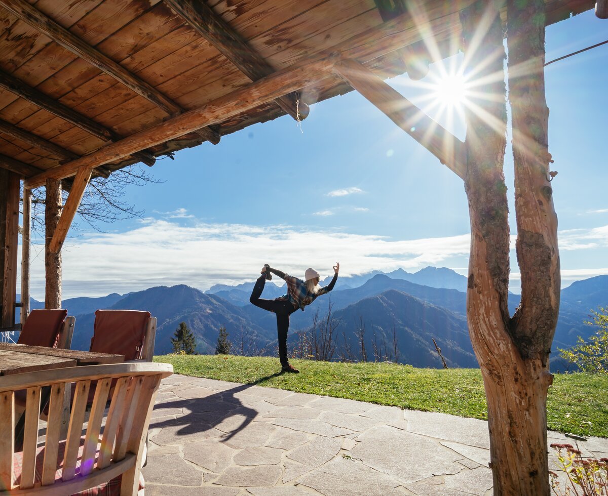 Urlauberin macht Yoga vor der Hütte | © Urlaub am Bauernhof Kärnten/ Daniel Gollner