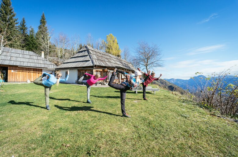 Freundinnen machen Yoga auf der Alm | © Urlaub am Bauernhof Kärnten/ Daniel Gollner