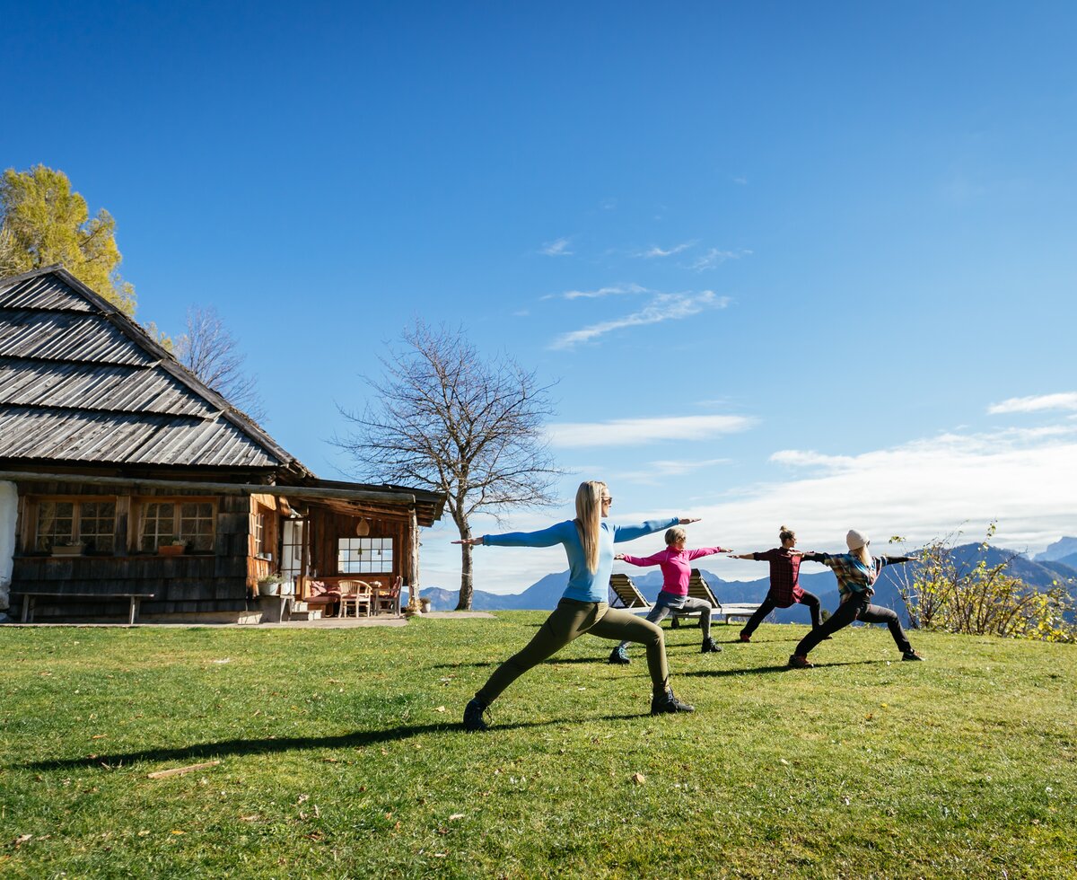 Freundinnen machen Yoga auf der Alm | © Urlaub am Bauernhof Kärnten/ Daniel Gollner