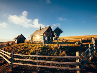 Paar umarmt sich vor der Almhütte | © Urlaub am Bauernhof Kärnten/ Daniel Gollner 