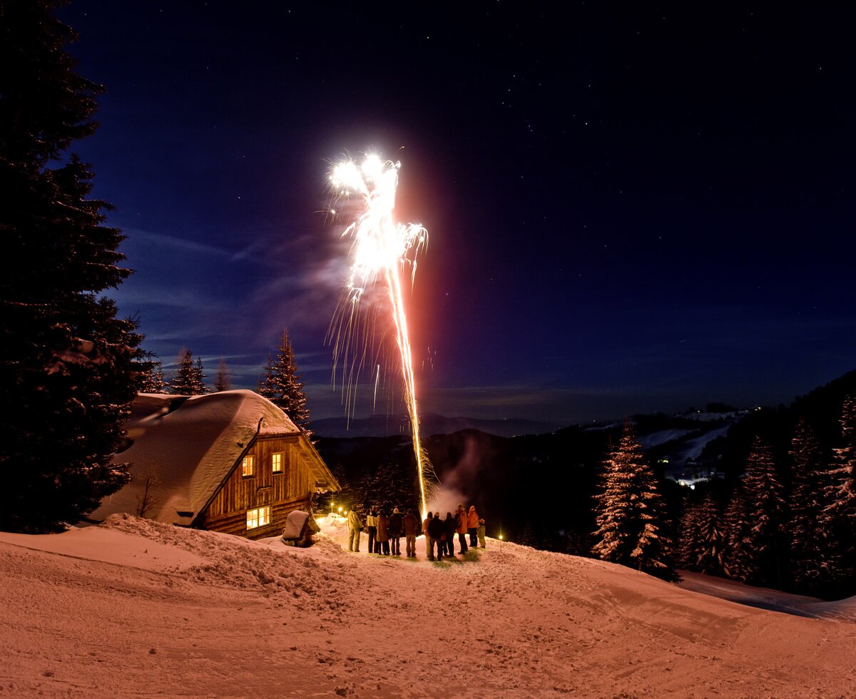 Feuerwerk wird vor der Almhütte bei Nacht in Kärnten gezündet | © Urlaub am Bauernhof/ Tom Lamm