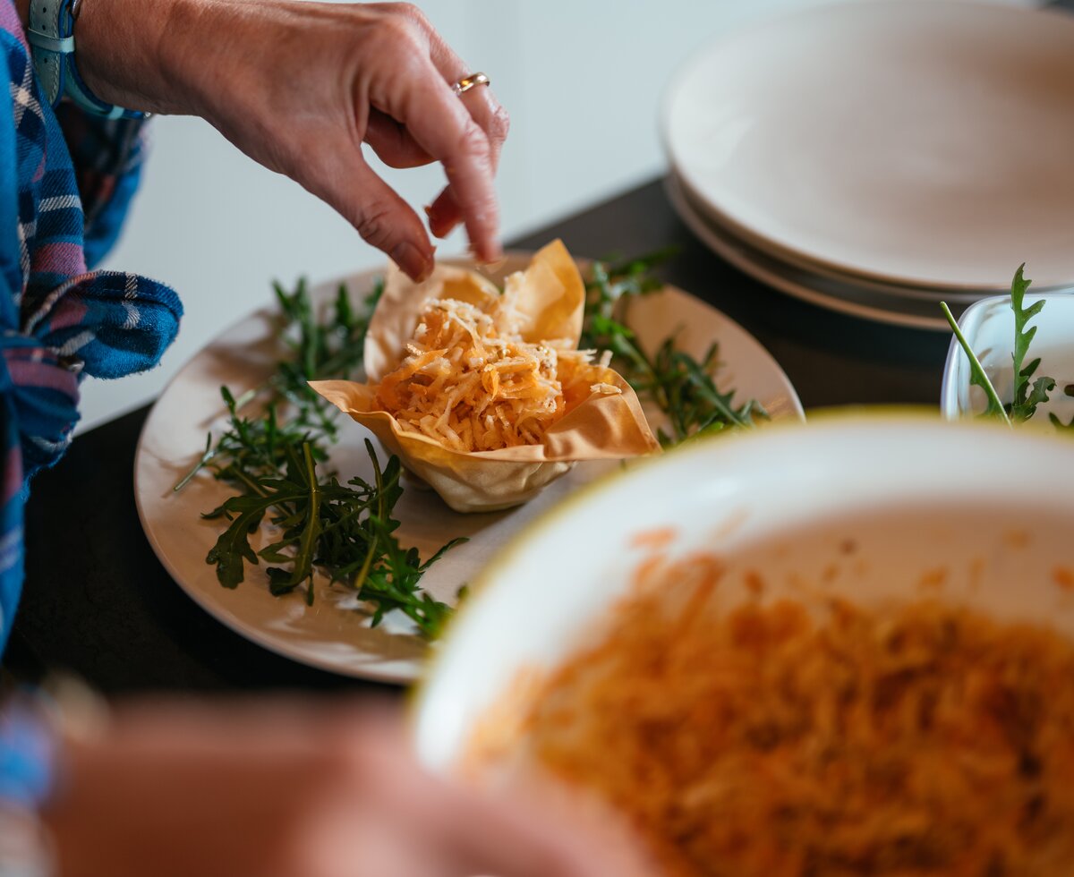 Urlauberin richtet den Karottensalat an | © Urlaub am Bauernhof / Daniel Gollner