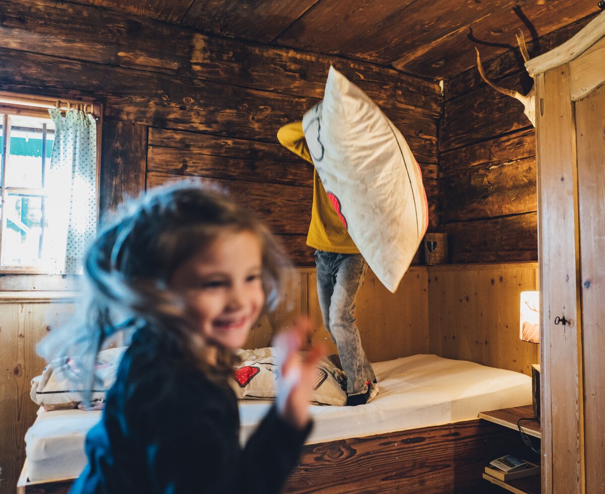 Zwei Kinder spielen in der Almhütte   | © Urlaub am Bauernhof Salzburg / Daniel Gollner 