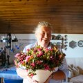 Gastgeberin Theresia Bacher mit einem Strauß Almrausch auf der Dürsteinalm | © Urlaub am Bauernhof / Daniel Gollner