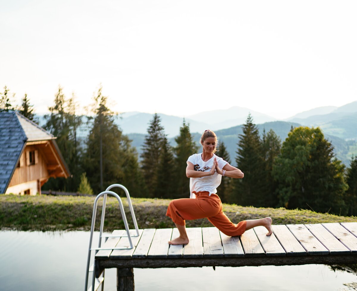 Frau macht Yoga am Hüttenteich am Steg | © Urlaub am Bauernhof Steiermark / Daniel Gollner 