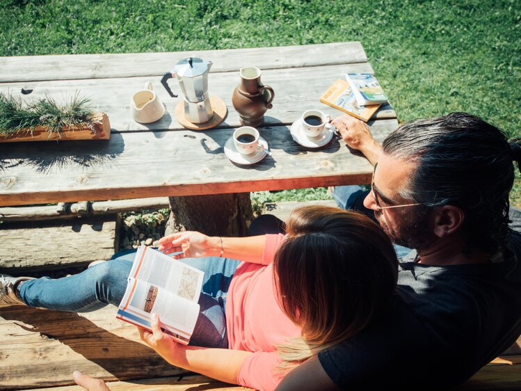 Zwei Personen trinken Kaffe auf der Alm  | © Urlaub am Bauernhof Steiermark / Daniel Gollner 