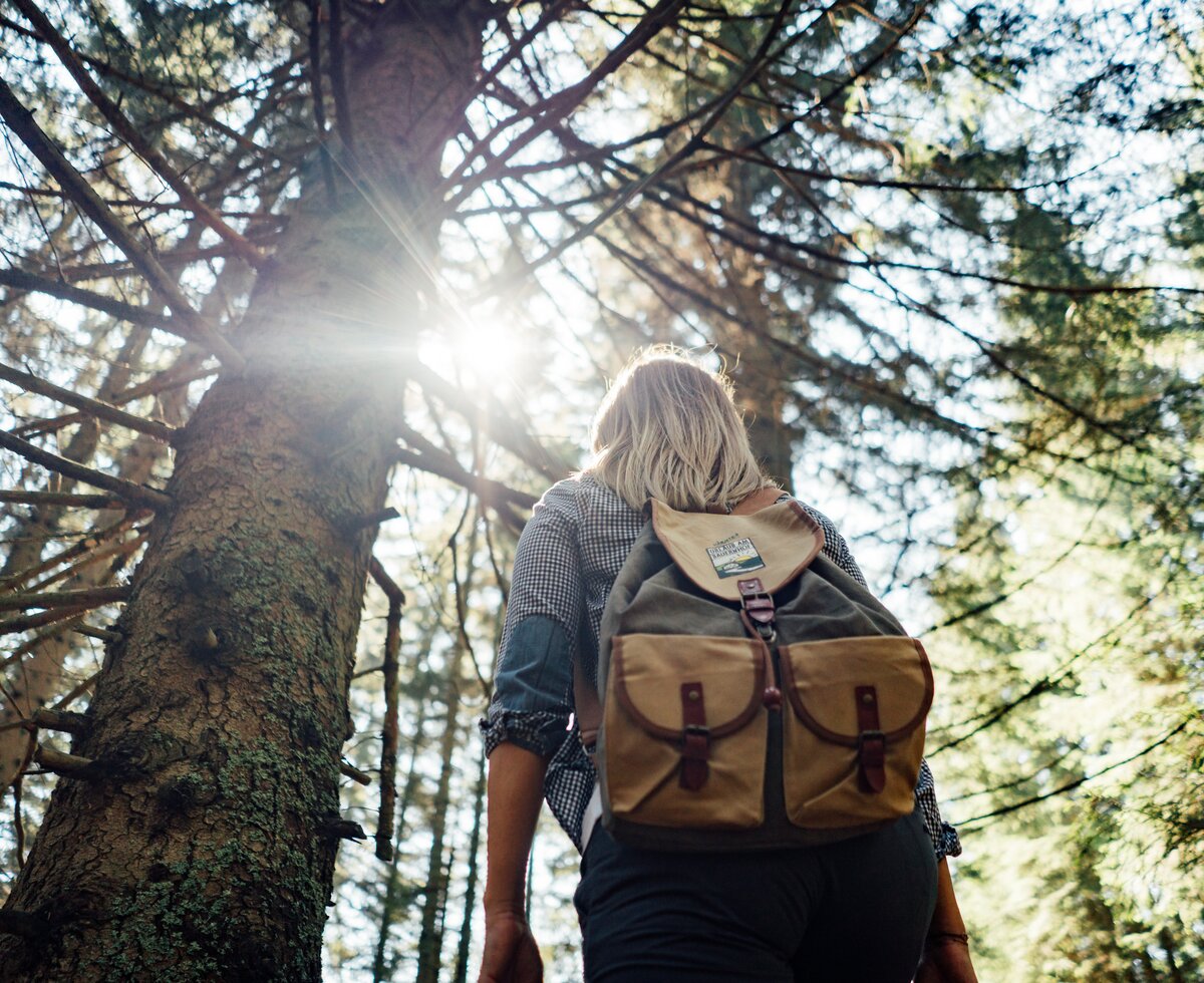 Frau mit Urlaub auf der Alm-Rucksack im Wald | © Urlaub am Bauernhof Steiermark / Daniel Gollner 