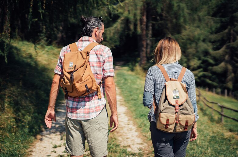 Pärchen wandert mit Rucksack am Rücken im Wald | © Urlaub am Bauernhof Steiermark / Daniel Gollner 