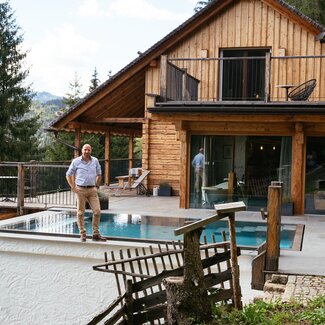 Norbert Humer vor seiner Hütte BienenAlm | © Urlaub am Bauernhof Steiermark / Daniel Gollner