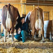 Frau im Kuhstall | © Urlaub am Bauernhof Tirol / Daniel Gollner 