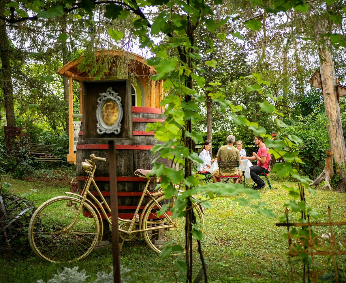 Weinverkostung im künstlerischen Ambiente | © Burgenland Tourismus GmbH / Andreas Hafenscher