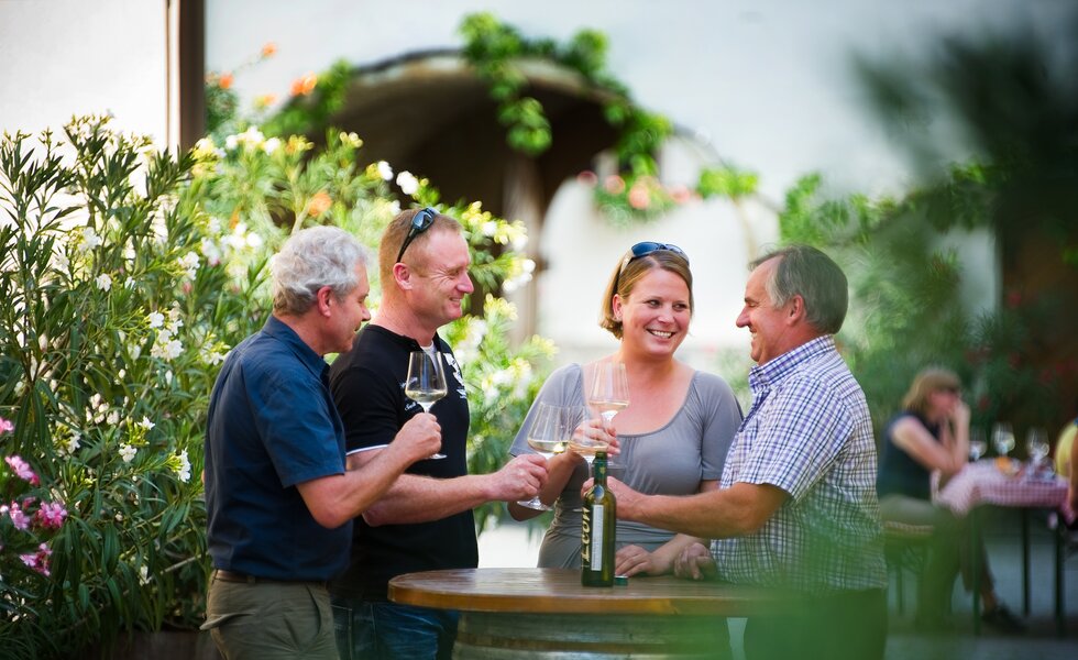 Weinverkostung mit dem Winzer im Freien | © Urlaub am Bauernhof Burgenland / Andi Bruckner 