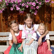 Kinder auf der Bank | © Urlaub am Bauernhof Kärnten/ Greilerhütte