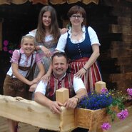 Doris Zeiler und Familie | © Urlaub am Bauernhof Kärnten/ Wieserhütte