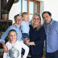 Familienfoto Familie Liegl | © Urlaub am Bauernhof Kärnten/ Moarhofer Romantikhütte