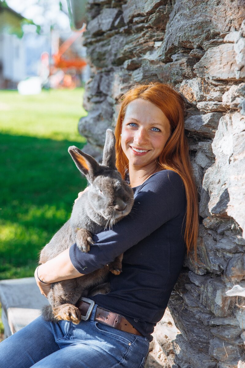 Frau hält Hase in der Hand | © Urlaub am Bauernhof Kärnten/ Achim Mandler