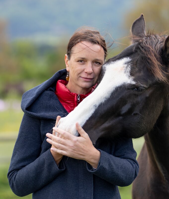 Bäuerin Sonja mit dem schwarzen Pferd | © Urlaub am Bauernhof Kärnten/ Achim Mandler