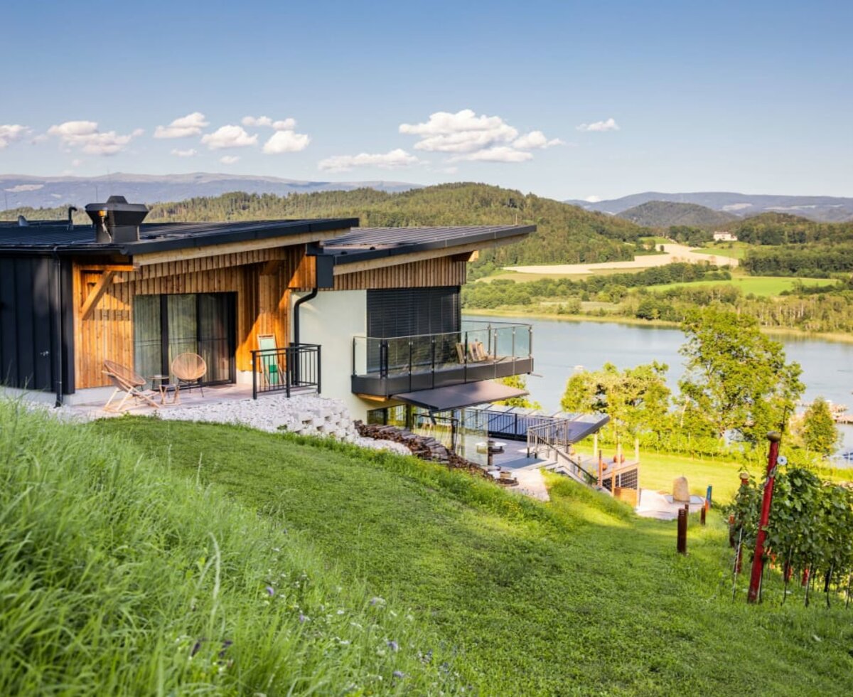 Längseeleitn mit Blick auf den Längsee im abendlichen Licht | © Urlaub am Bauernhof Kärnten / Längseeleitn