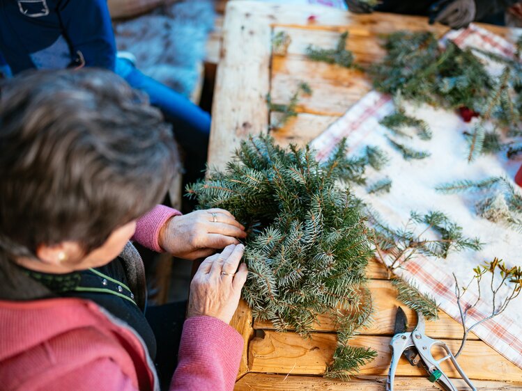 Adventkranz wird gebunden am Malerhof | © Daniel Gollner/ Urlaub am Bauernhof Kärnten