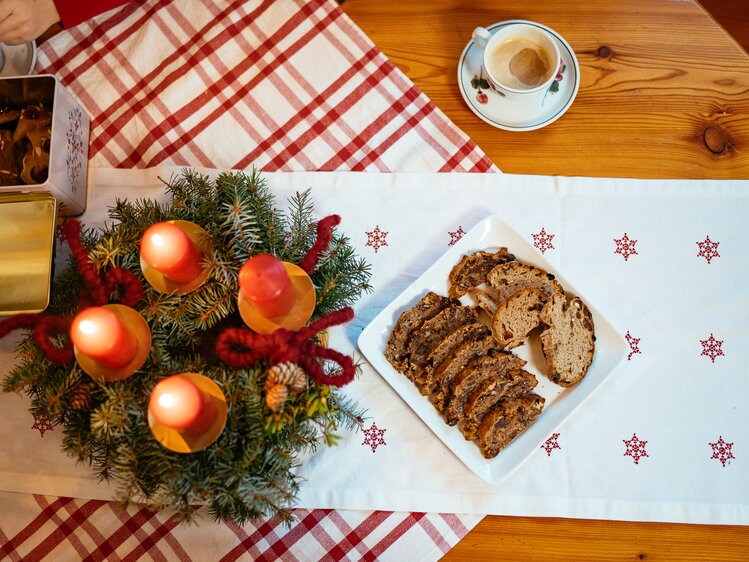 Apfelbrot und Adventkranz schön angerichtet am Tisch | © Daniel Gollner/ Urlaub am Bauernhof Kärnten