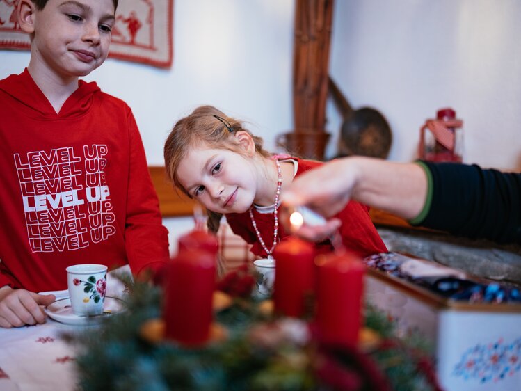 Kerzen werden angezunden am Adventskranz | © Daniel Gollner/ Urlaub am Bauernhof Kärnten