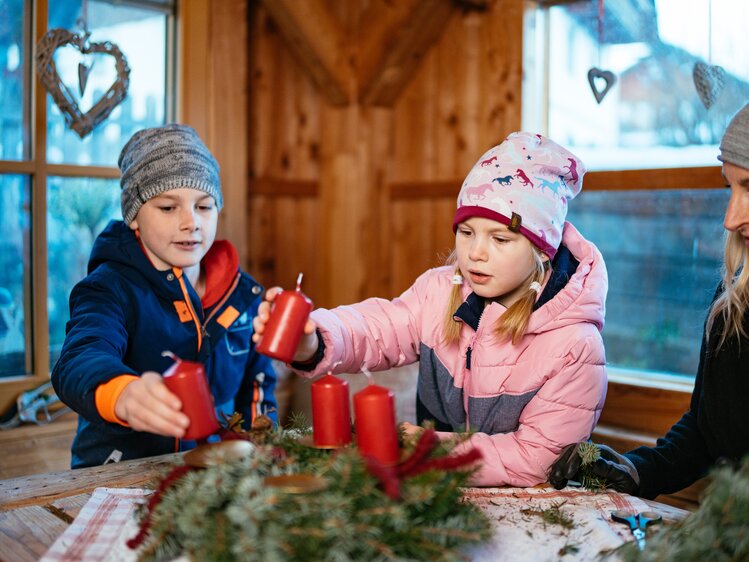 Kerzen kommen auf den Adventskranz | © Daniel Gollner/ Urlaub am Bauernhof Kärnten