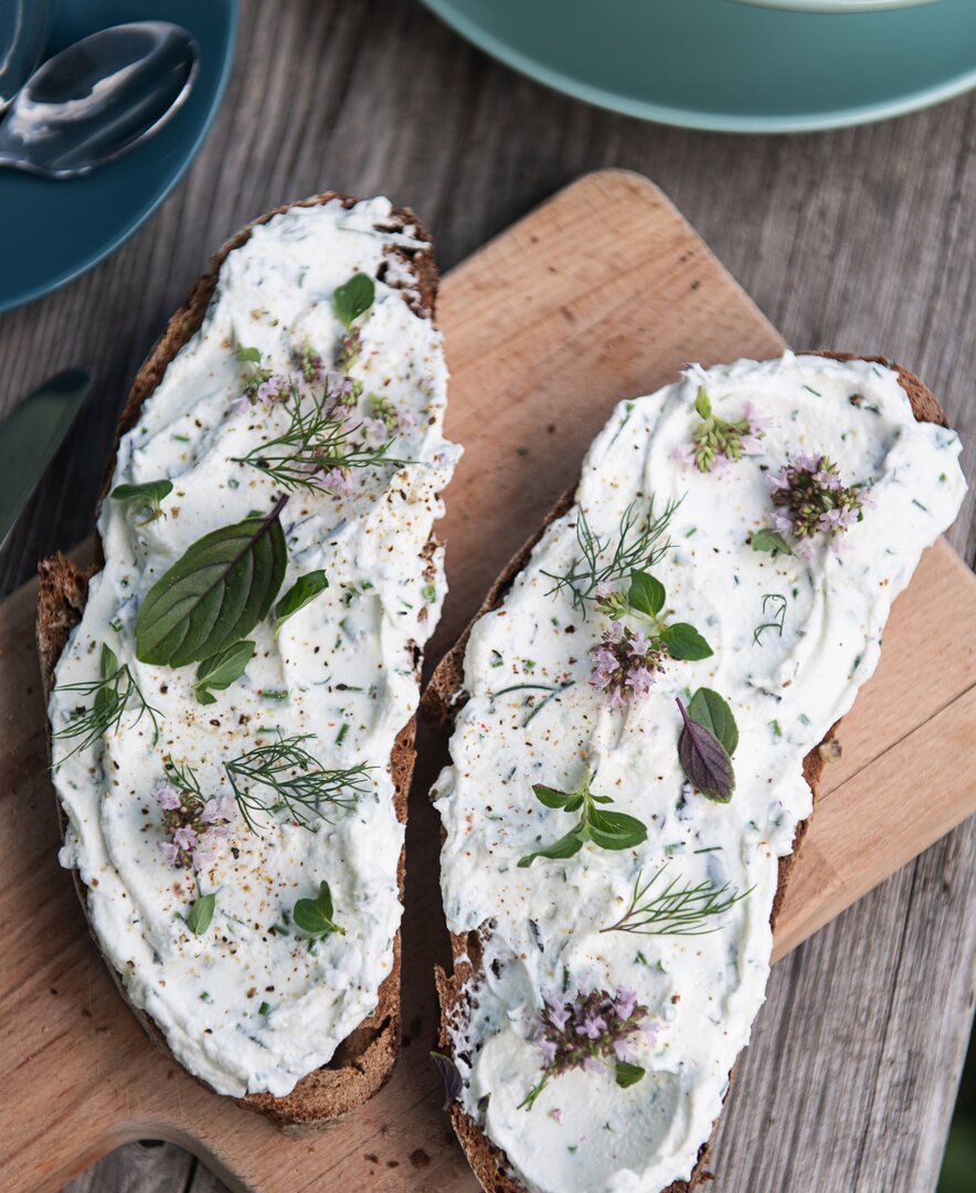 Bauernbrot belegt mit Frischkäse und frischen Kräutern | © Carletto Photography / Urlaub am Bauernhof Kärnten