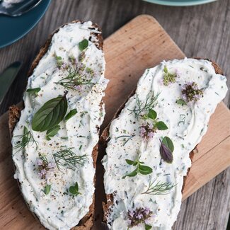 Bauernbrot belegt mit Frischkäse und frischen Kräutern | © Carletto Photography / Urlaub am Bauernhof Kärnten