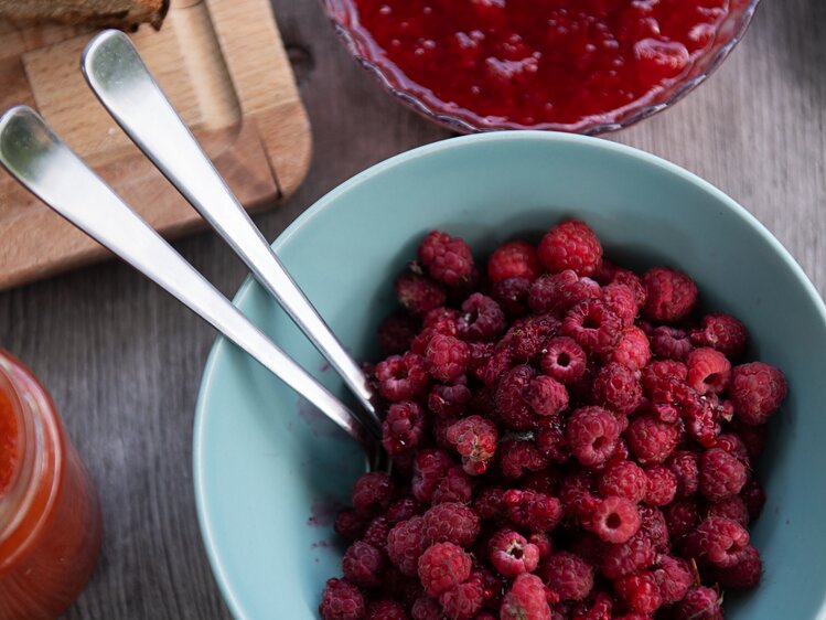 Frische Himbeeren und selbstgemachte Himbeermarmelade | © Carletto Photography / Urlaub am Bauernhof Kärnten