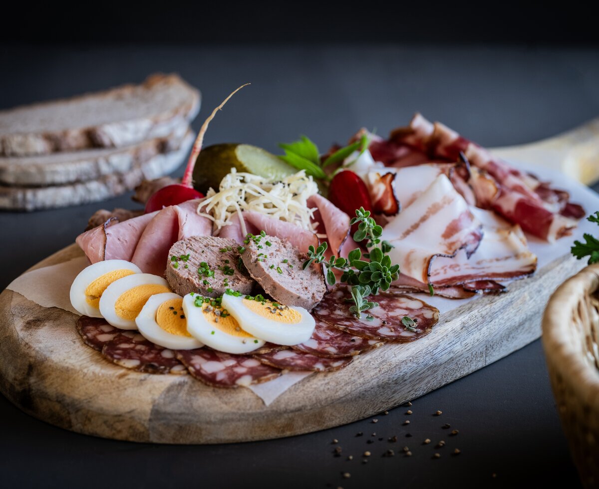 Brettljause mit Salami, Schinken, Eiern, Leberwurst und Brot | © Florentina Klampferer/ Urlaub am Bauernhof Kärnten