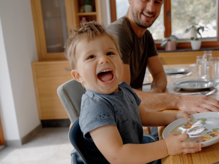 Sohn freut sich über Essen | © Daniel Gollner/ Urlaub am Bauernhof Kärnten