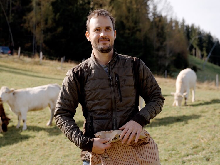 Bauer Thomas auf der Kuhweide  | © Daniel Gollner/ Urlaub am Bauernhof Kärnten