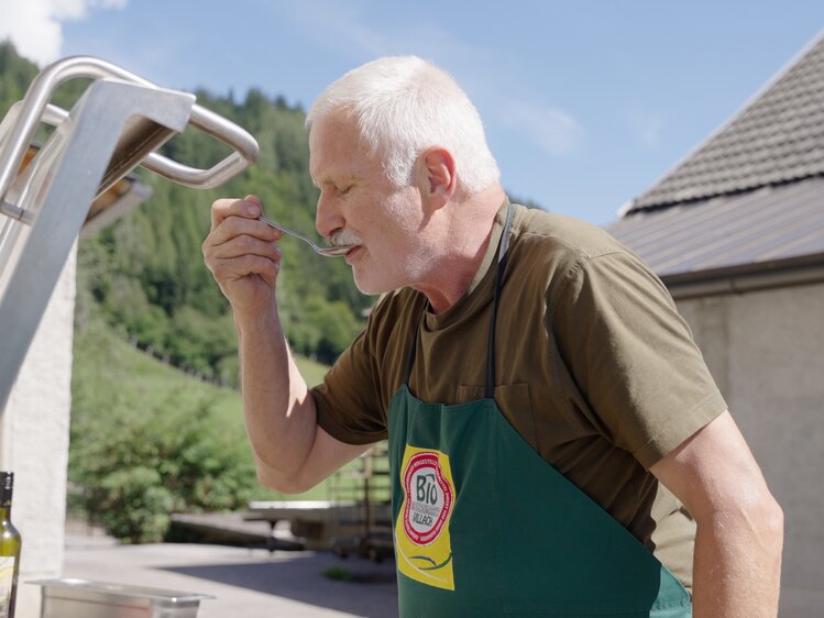 Abschmecken des Hirschgulaschs | © Daniel Gollner/ Urlaub am Bauernhof Kärnten