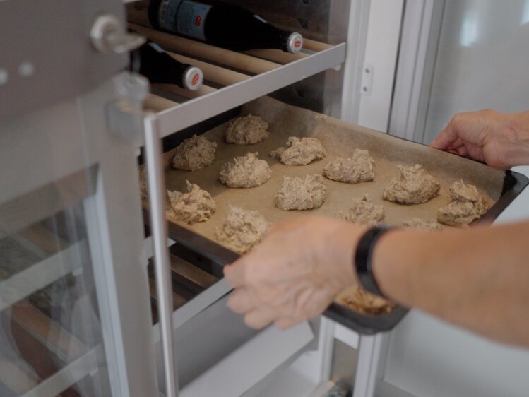 Hanf Cookies werden in den Ofen geschoben | © Daniel Gollner/ Urlaub am Bauernhof Kärnten