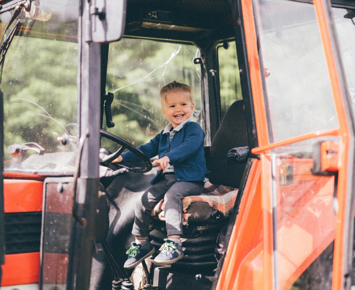 Kind sitzt am Traktor | © Urlaub am Bauernhof Kärnten / Daniel Gollner