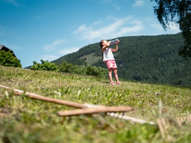 Mädchen trinkt Wasser aus einer Flasche | © Urlaub am Bauernhof Kärnten/ Daniel Gollner