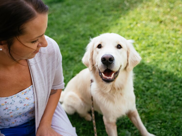 Stefanie Ofner hockt neben ihrem Hund | © Urlaub am Bauernhof Kärnten / Daniel Gollner