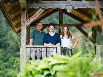 Familie steht im Bungalow und lächelt in die Kamera | © Urlaub am Bauernhof Kärnten / Daniel Gollner