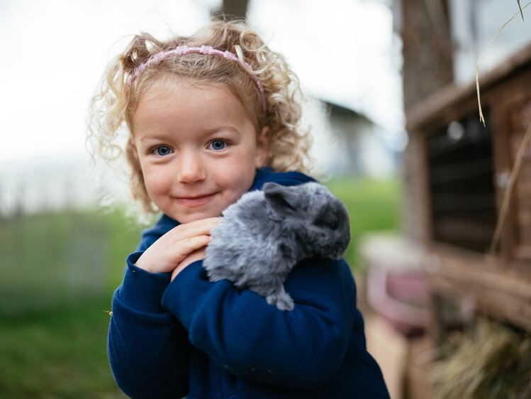 Kind mit Hase | © Urlaub am Bauernhof Kärnten / Daniel Gollner