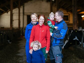 Familie steht vor dem Stall | © Urlaub am Bauernhof Kärnten / Daniel Gollner