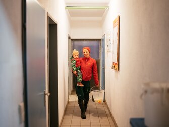 Frau mit Kind am Arm | © Urlaub am Bauernhof Kärnten / Daniel Gollner