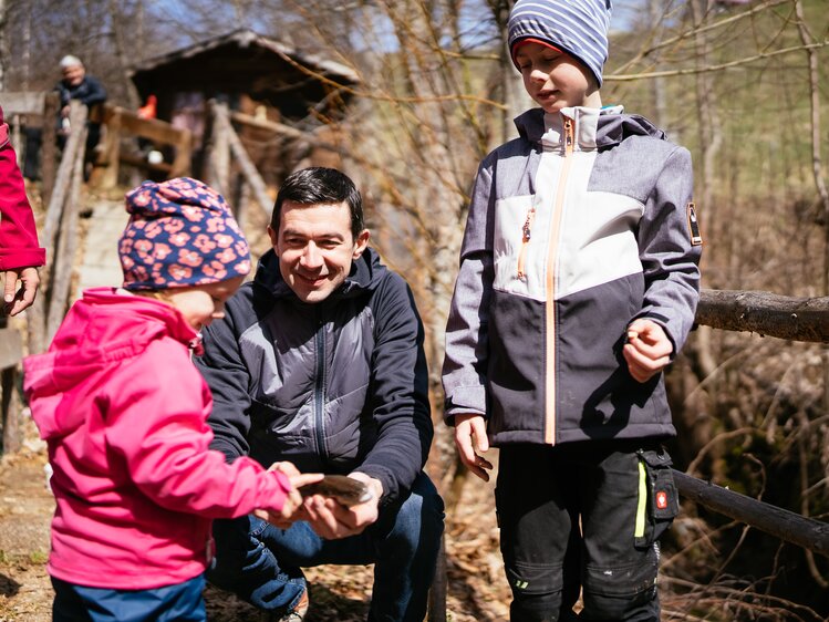 Mann mit Kindern beim Fischen | © Urlaub am Bauernhof Kärnten / Daniel Gollner