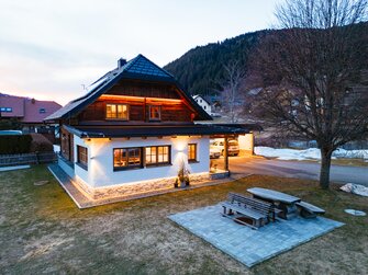 Premiumhütte von außen beim Sonnenuntergang | © Urlaub am Bauernhof Kärnten / Daniel Gollner