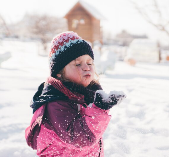 Mädchen mit Schnee | © Urlaub am Bauernhof Kärnten/ Daniel Gollner Mädchen pustet in den Schnee | © Urlaub am Bauernhof Kärnten/ Daniel Gollner