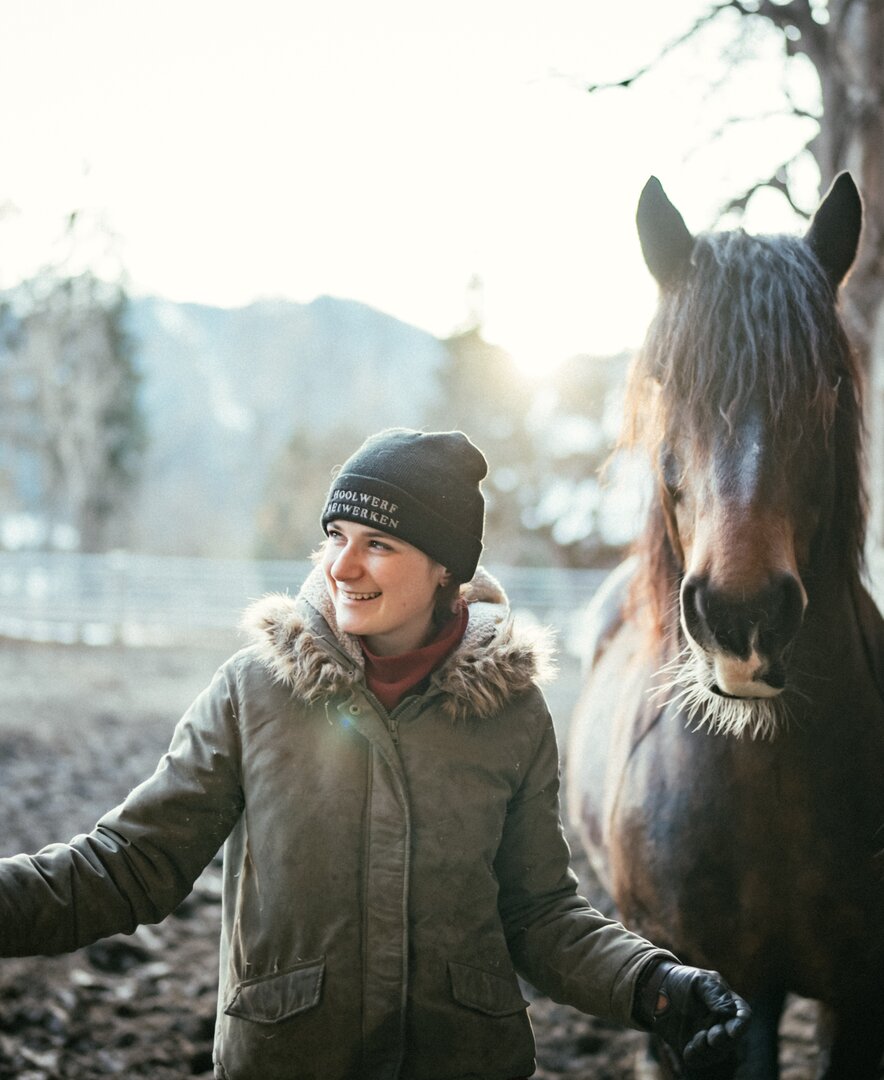 Frau steht mit Pferden im Auslauf | © Urlaub am Bauernhof Kärnten / Daniel Gollner