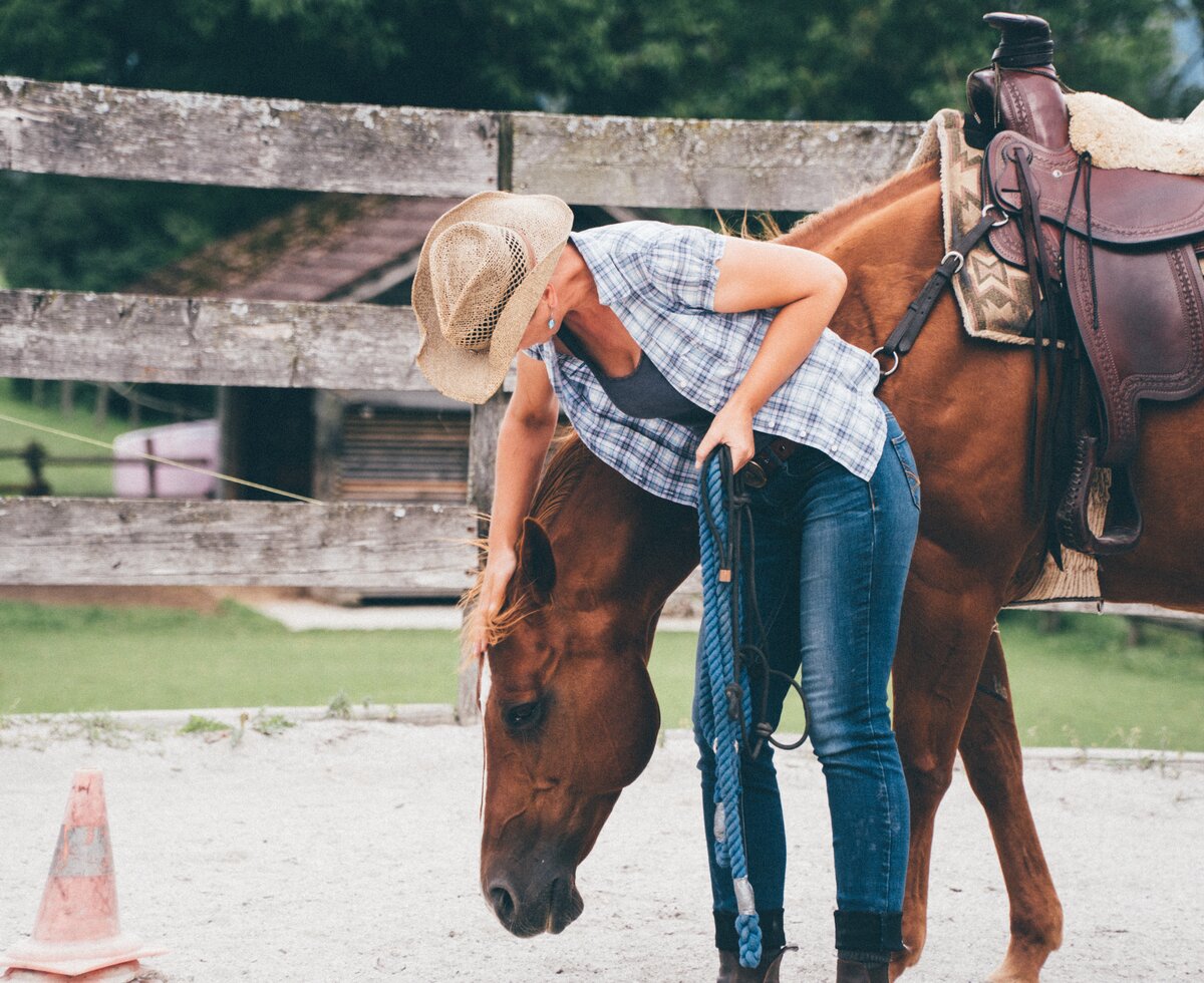 Frau streichelt das Pferd | © Urlaub am Bauernhof Kärnten / Daniel Gollner