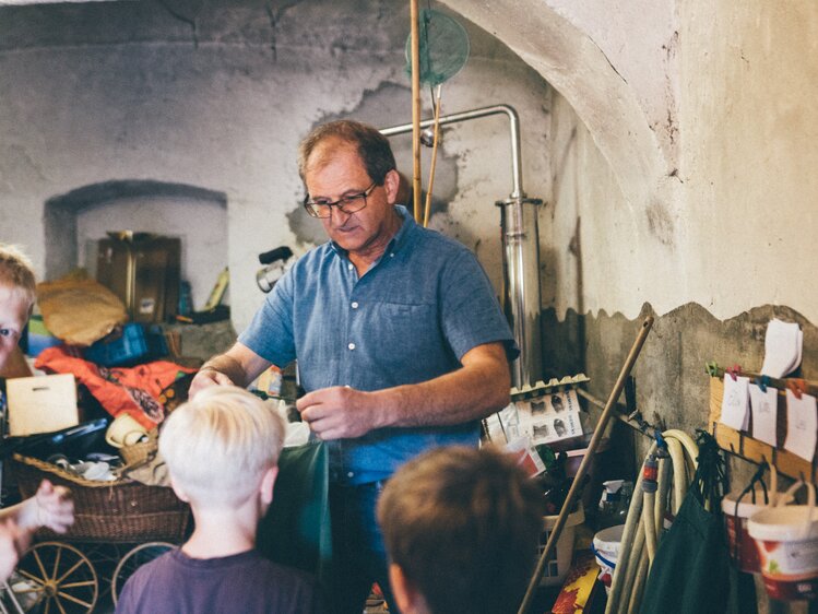 Bauer erklärt den Kindern etwas im Stall | © Urlaub am Bauernhof Kärnten / Daniel Gollner